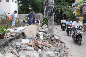 Tường bao chung cư đổ đè bẹp xe và người, ai chịu trách nhiệm?