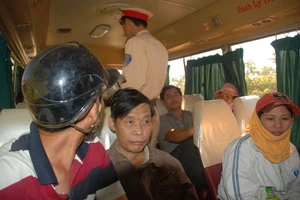 Bắt đối tượng đánh người, hủy hoại tài sản lẩn trốn trên xe khách