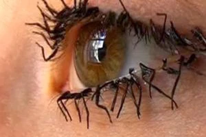 Tác hại khó lường khi gắn mi giả