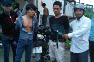 Nhóm ‘hiệp sĩ’ bắt giữ hai tên trộm hung hăng