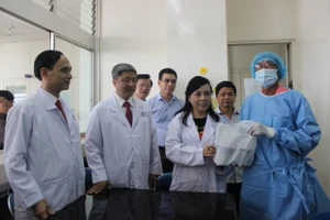 Bộ trưởng Y tế thăm điều dưỡng bị bệnh nhân tâm thần đổ xăng đốt cháy