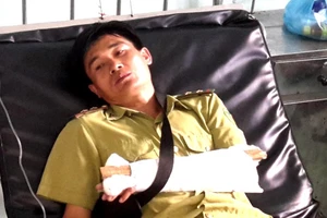 Cán bộ kiểm lâm bị đánh gãy tay khi bảo vệ hiện trường