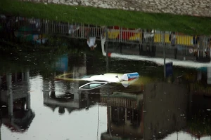 Tò mò lái thử taxi rồi đâm xuống sông Tô Lịch