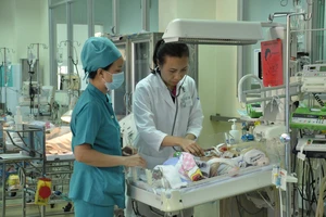 Vụ bé sơ sinh bị đâm vào đầu: Thủ phạm nghi bị tâm thần