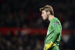 De Gea có dấu hiệu bị...'đì', Schmeichel bênh vực