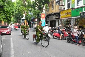 Chùm ảnh cảnh sát trật tự phường Tràng Tiền tuần tra bằng xe đạp