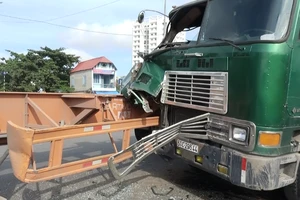 Hai xe container húc nhau trên đường cao tốc