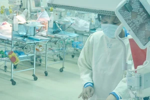 Vụ bé sơ sinh bị đâm vào đầu: Người mẹ xúc động mạnh khi gặp lại con