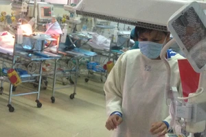 Bé sơ sinh bị đâm vào đầu đã không cần thở máy