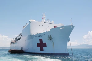 Tàu bệnh viện khổng lồ của Hải quân Mỹ cập cảng Đà Nẵng
