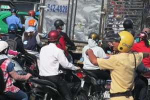 Chùm ảnh Cảnh sát giao thông mướt mồ hôi điều tiết giao thông