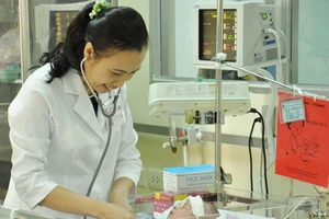 Bé sơ sinh bị đâm vào đầu đã hồi phục ngoạn mục