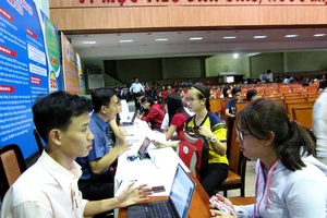 Thầy cô cũng oằn lưng vì xét tuyển đại học