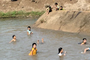 Tắm sông, bé gái bị té thủng tầng sinh môn