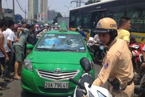  CSGT truy đuổi taxi vi phạm chạy bạt mạng trên đường phố Hà Nội