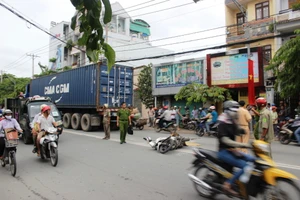 Chồng khóc ngất bên thi thể vợ bị xe container cán