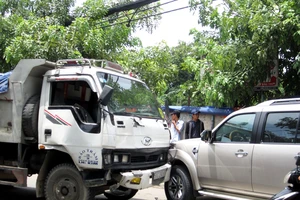 Tông xe liên hoàn trên hương lộ 2, một người bị thương