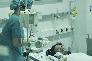 Bé gái bị mẹ tưới xăng đốt nhiễm trùng huyết nặng