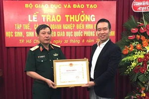 Bộ GD&ĐT trao bằng khen cho FrieslandCampina 