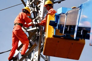 Lỗ 1.200 tỉ đồng vì tỉ giá, các 'ông lớn' đòi tính vào giá điện