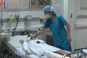 Bé gái bị mẹ tưới xăng đốt từ chối nói chuyện với BS tâm lý