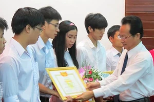 Đại học Huế tuyên dương 13 thủ khoa, sinh viên tiêu biểu