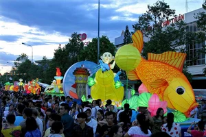 Lung linh sắc màu lễ hội trung thu ở Phan Thiết