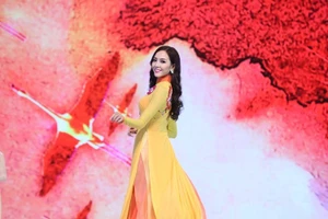 Người đẹp HH Hoàn vũ 2015 khoe dáng ngọc ngà