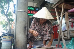 Cụ bà 75 tuổi và nghề ép giấy bằng bàn ủi con gà 