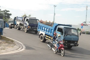 Nguy hiểm rình rập khi chờ đèn đỏ