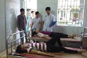 Gần 60 công nhân nhập viện nghi ngộ độc thức ăn