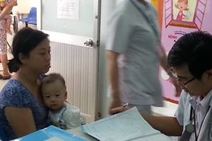 Bé 10 tháng tuổi nghi nuốt kim bấm