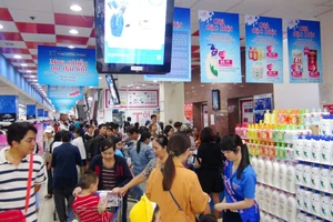 Khuyến mãi lớn, siêu thị hút khách