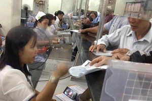 Đình chỉ công tác nhân viên vừa thu viện phí vừa xem phim