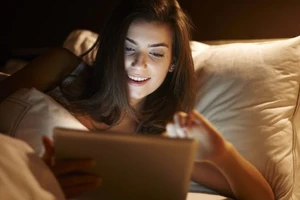 Đọc sách ban đêm trên thiết bị điện tử không tốt cho sức khỏe 