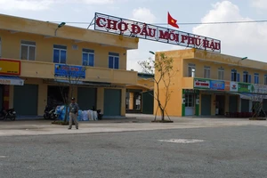 Tiểu thương vây UBND phường vì không muốn di dời chợ
