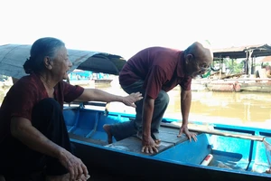 Cảm động vợ chồng lão ngư 86 tuổi vớt rác mưu sinh