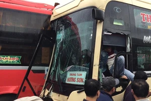 Vừa ra khỏi nhà vệ sinh, bị xe khách tông nhập viện