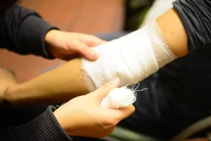 Gãy chân, lấy dây thừng cột... cầm máu 