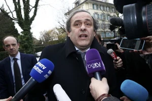 Blatter điều trần trước FIFA, Platini nói không thèm đến