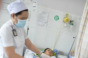 Cứu sống bệnh nhân bị xe tải 15 tấn cán ngang người