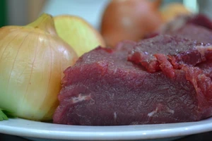 Mẹo đơn giản mua được thịt bò sạch, không bị bơm nước để ăn tết