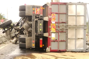 Hai xe đầu kéo tông nhau bẹp đầu