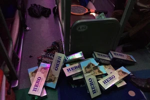 Bắt giữ xe giường nằm chở thuốc lá và rượu lậu