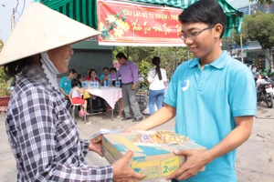 Tặng thịt kho, bánh mứt cho người nghèo đón Tết