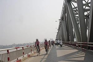 Cảnh sát giao thông cứu thanh niên định nhảy cầu Chương Dương tự tử