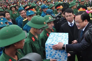 Bí thư Hà Nội đánh trống tiễn tân binh lên đường nhập ngũ