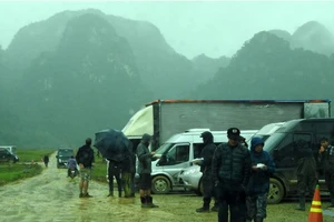 Đoàn làm phim ‘King Kong’ vất vả dưới mưa rừng nhiệt đới