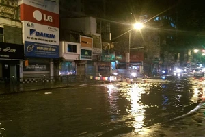 Đường phố ngập lênh láng khi xả nước vệ sinh