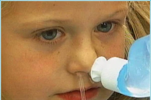 Có nên tự xịt, rửa mũi cho trẻ bằng nước muối sinh lý?